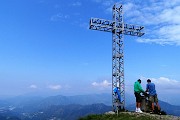 41 In vetta al Monte Suchello (1541 m) incontro due escursionisti
